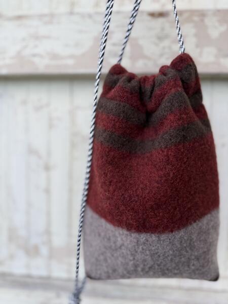 Secchiello marrone e bordeaux