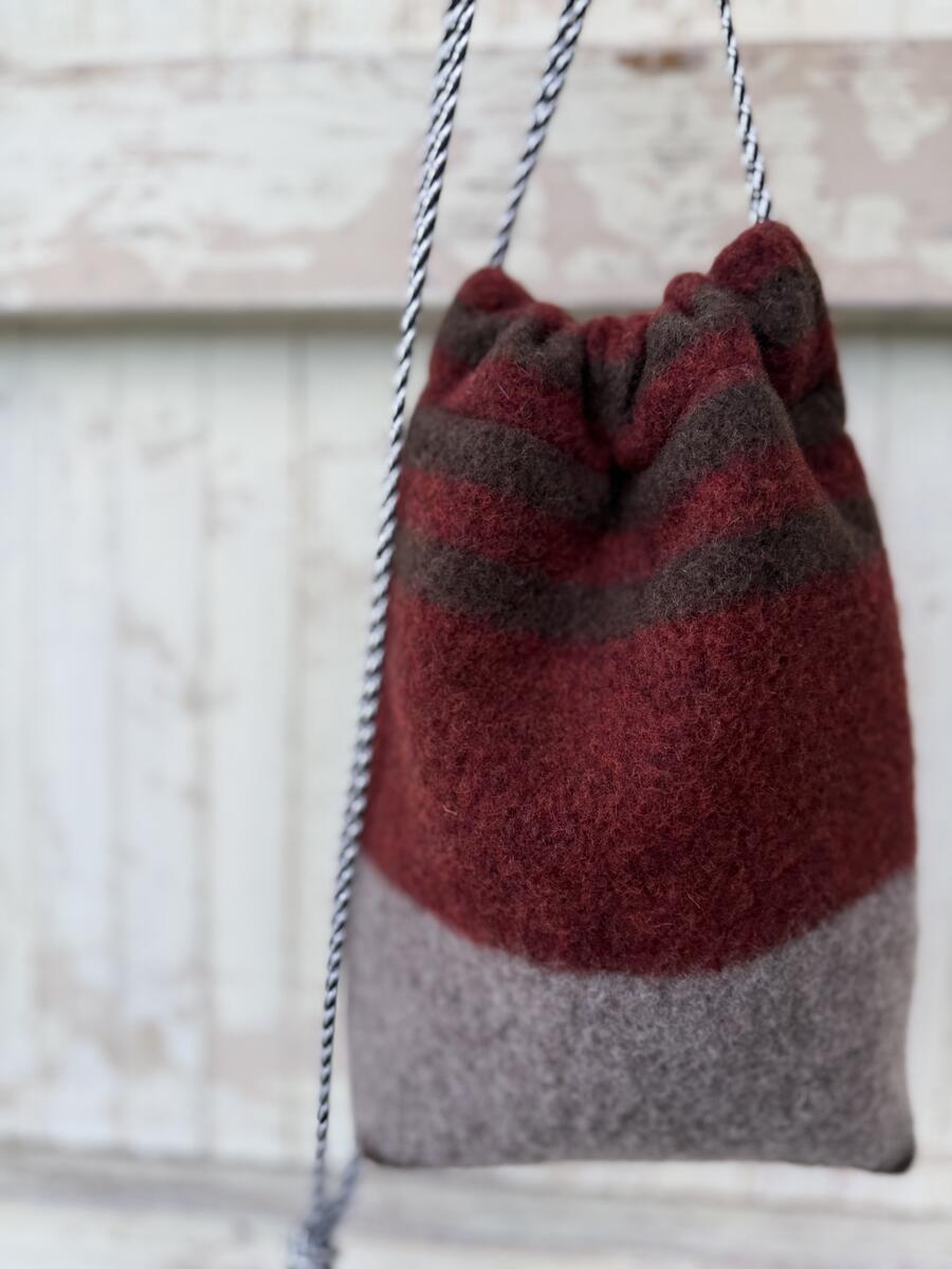 Secchiello marrone e bordeaux 