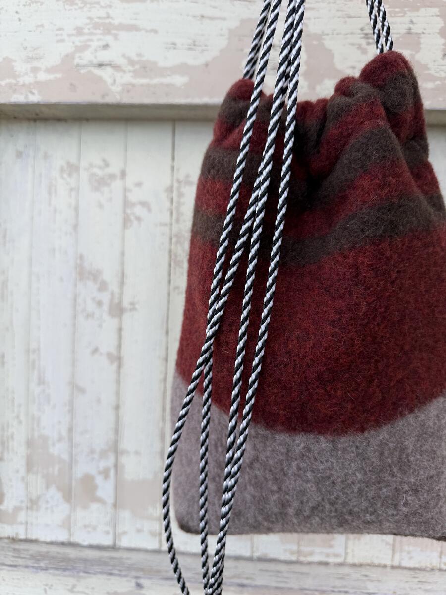 Secchiello marrone e bordeaux 