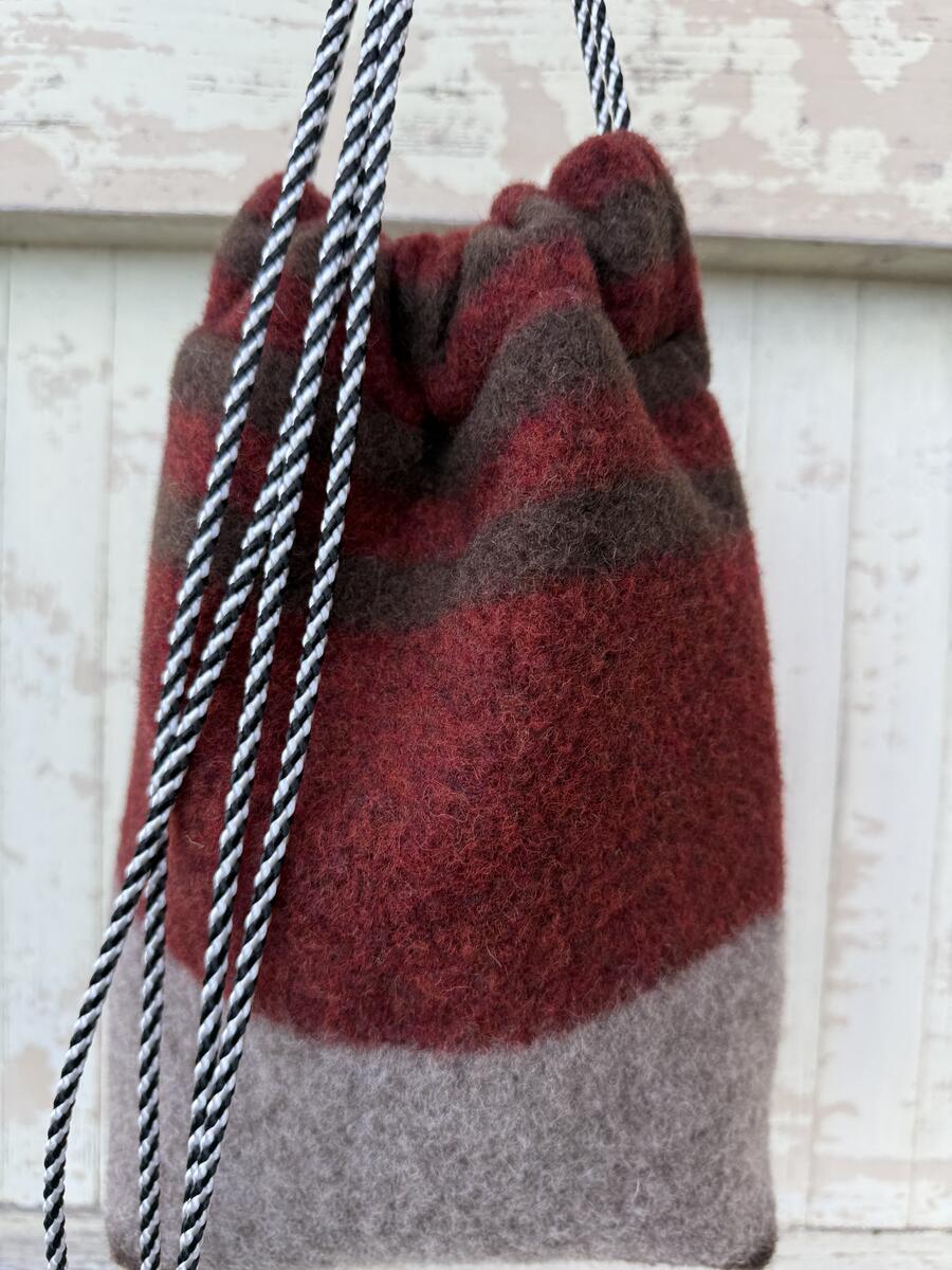 Secchiello marrone e bordeaux 