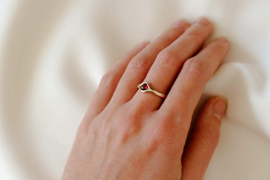 Anello ondulato con pietra di nascita pronta consegna