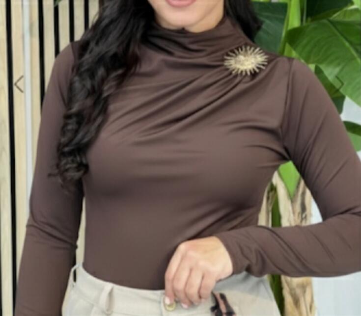 Maglia lycra con spilla e spalla a pieghe autunno/inverno vari colori