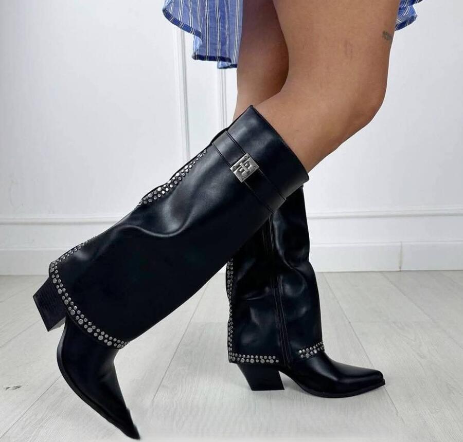 Stivale ecopelle con borchie calzata modello camperos