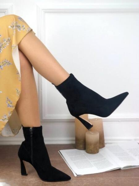 Stivaletto basso camoscio tacco quadrato a piramide da 80