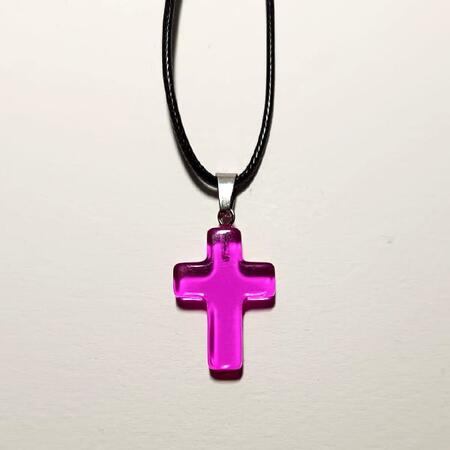 Croce  in vetro fucsia con cordino