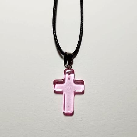 Croce  in vetro rosa con cordino