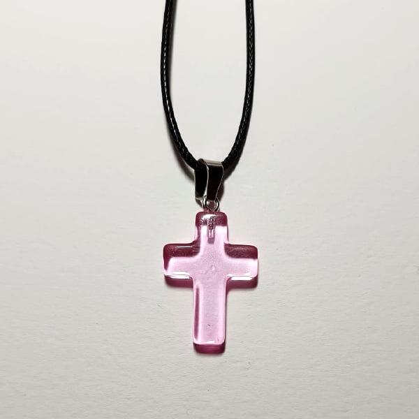 Croce  in vetro rosa con cordino