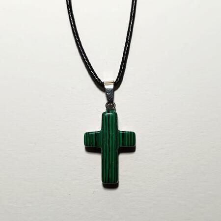 Croce  in pietra naturale giada con cordino