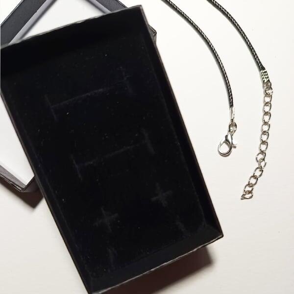 Croce  in pietra naturale giada con cordino