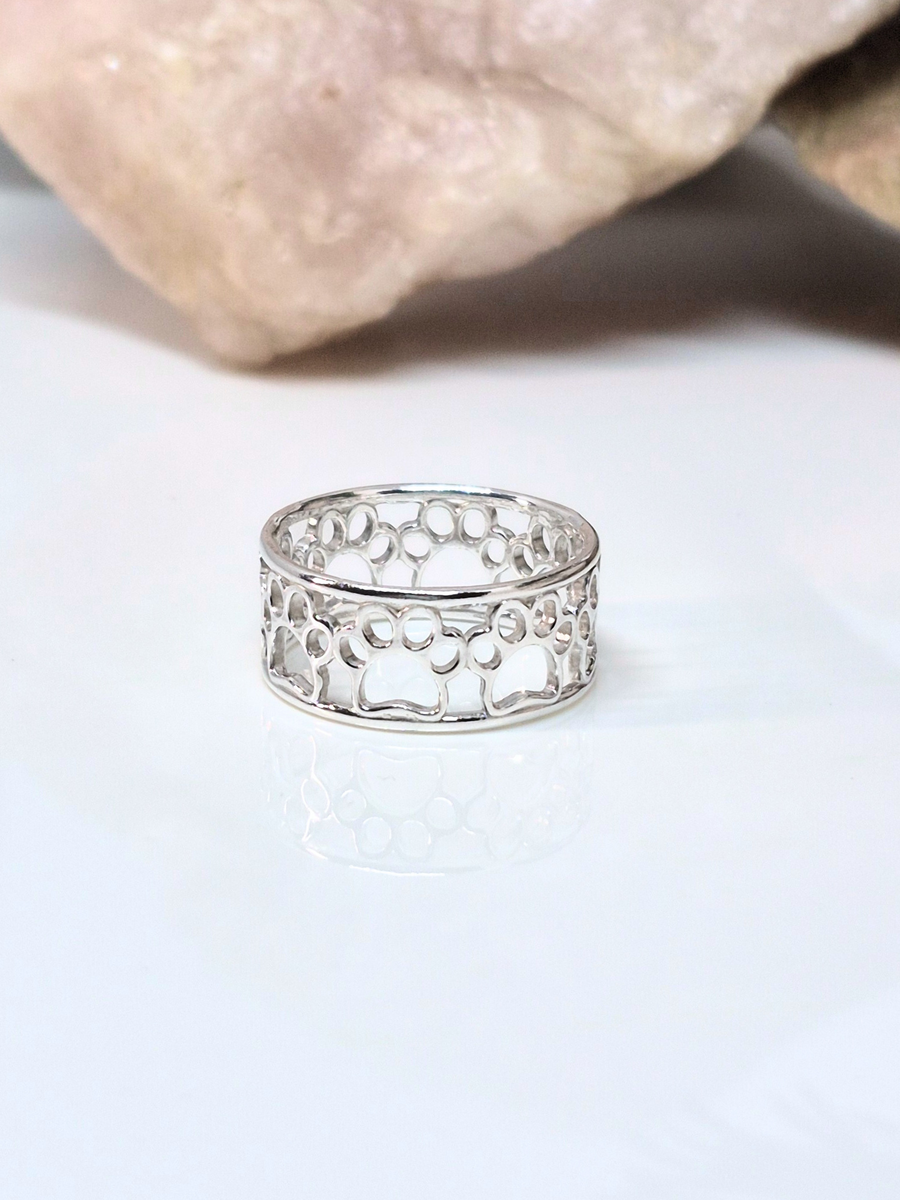 Paw Prints Traces, Ring