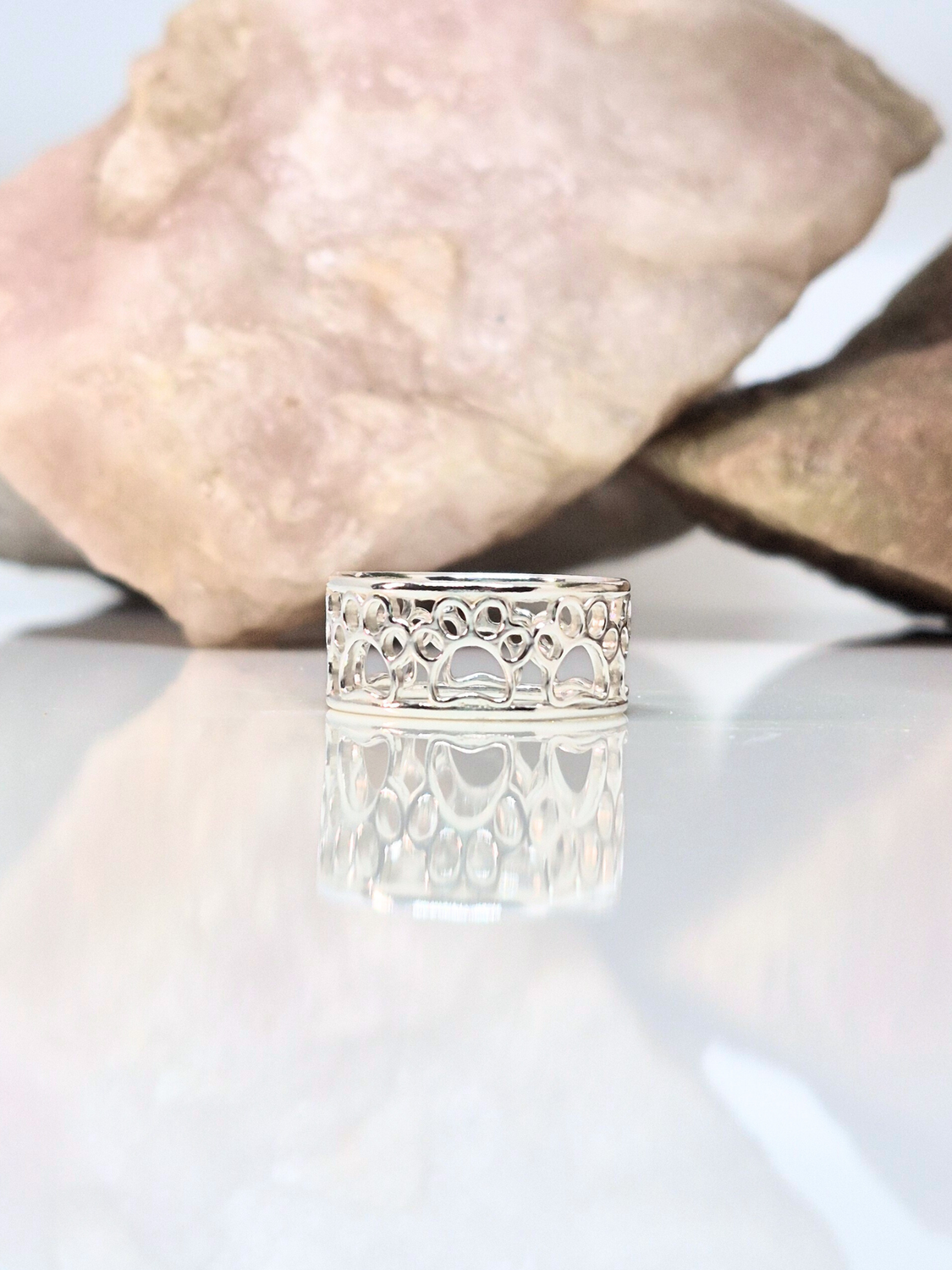 Paw Prints Traces, Ring