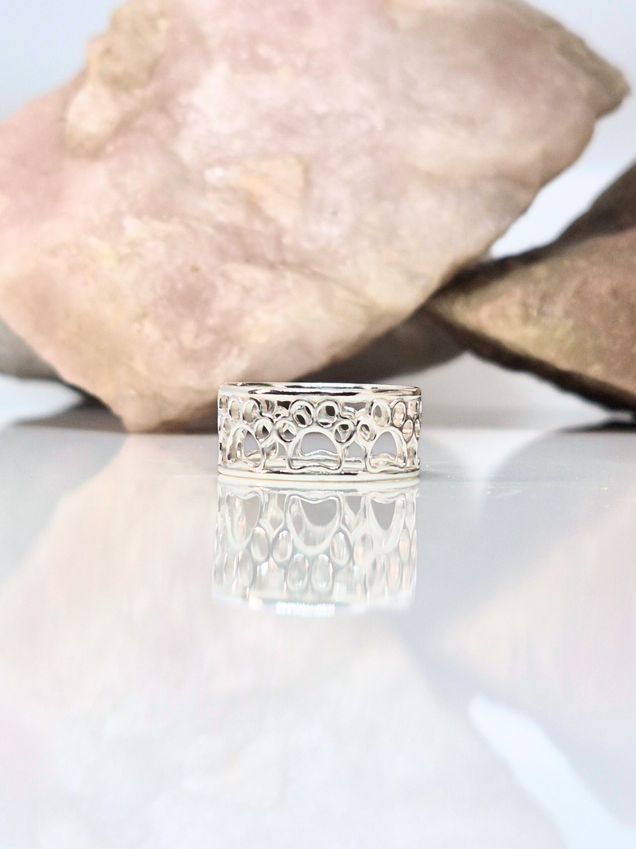 Paw Prints Traces, Ring