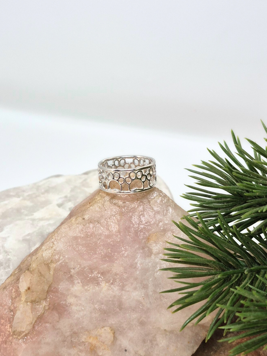 Paw Prints Traces, Ring