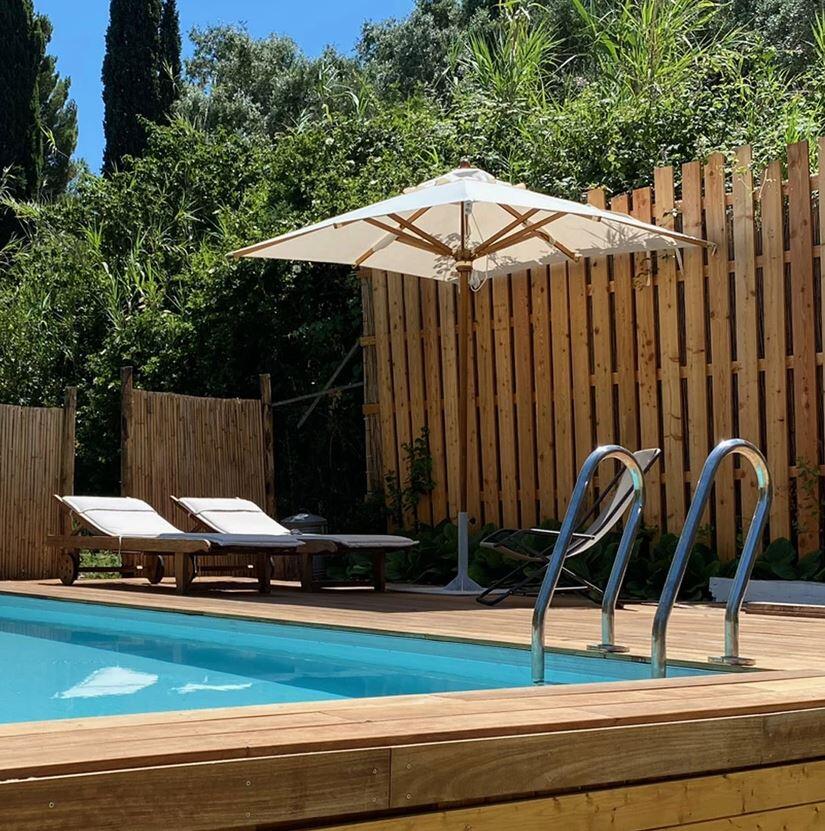 Ombrellone Quadrato per Esterno BANGKOK 35 a Palo Centrale in Legno Kotò di Danieli da cm 350x350 Con e senza Pendente, Varie Finiture - Offerta di Mondo Materasso