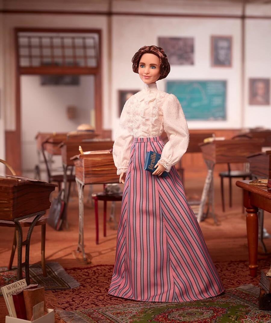 Barbie -Inspiring Women Bambola Ispirata a Helen Keller, da Collezione con piedistallo e Certificato di Autenticità, Giocattolo per Bambini 6+ Anni - GTJ78