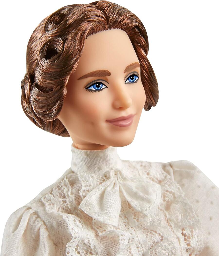 Barbie -Inspiring Women Bambola Ispirata a Helen Keller, da Collezione con piedistallo e Certificato di Autenticità, Giocattolo per Bambini 6+ Anni - GTJ78