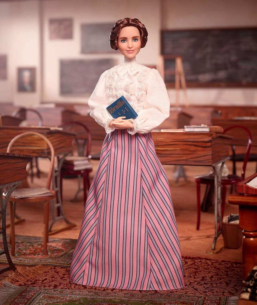 Barbie -Inspiring Women Bambola Ispirata a Helen Keller, da Collezione con piedistallo e Certificato di Autenticità, Giocattolo per Bambini 6+ Anni - GTJ78