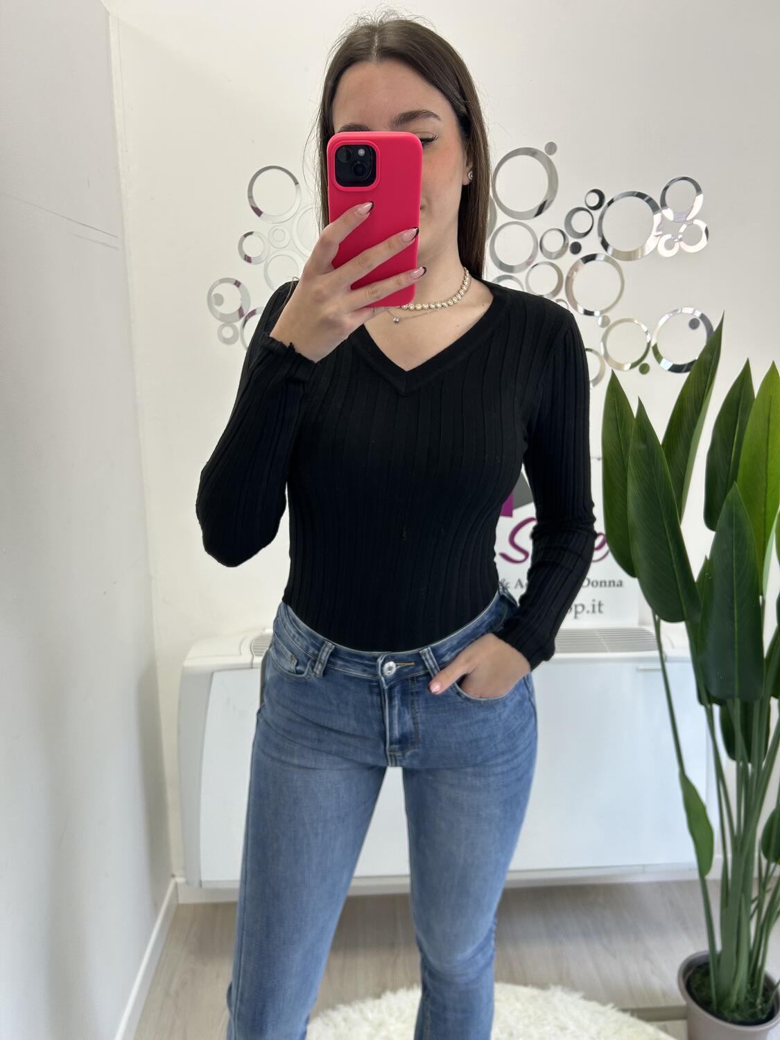 NOVITÀ Pull a costine scollo a V in viscosa