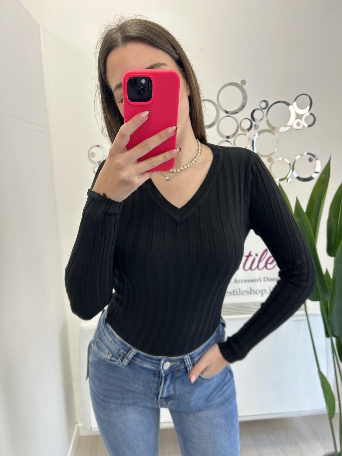 NOVITÀ Pull a costine scollo a V in viscosa