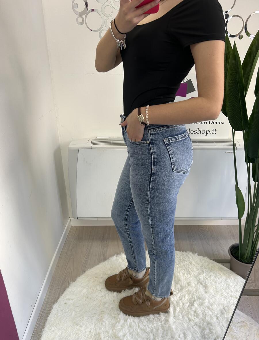 NOVITÀ Jeans mom fit lavaggio chiaro