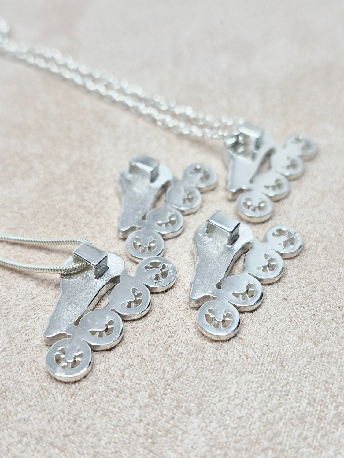 Pattino da Corsa, Ciondolo