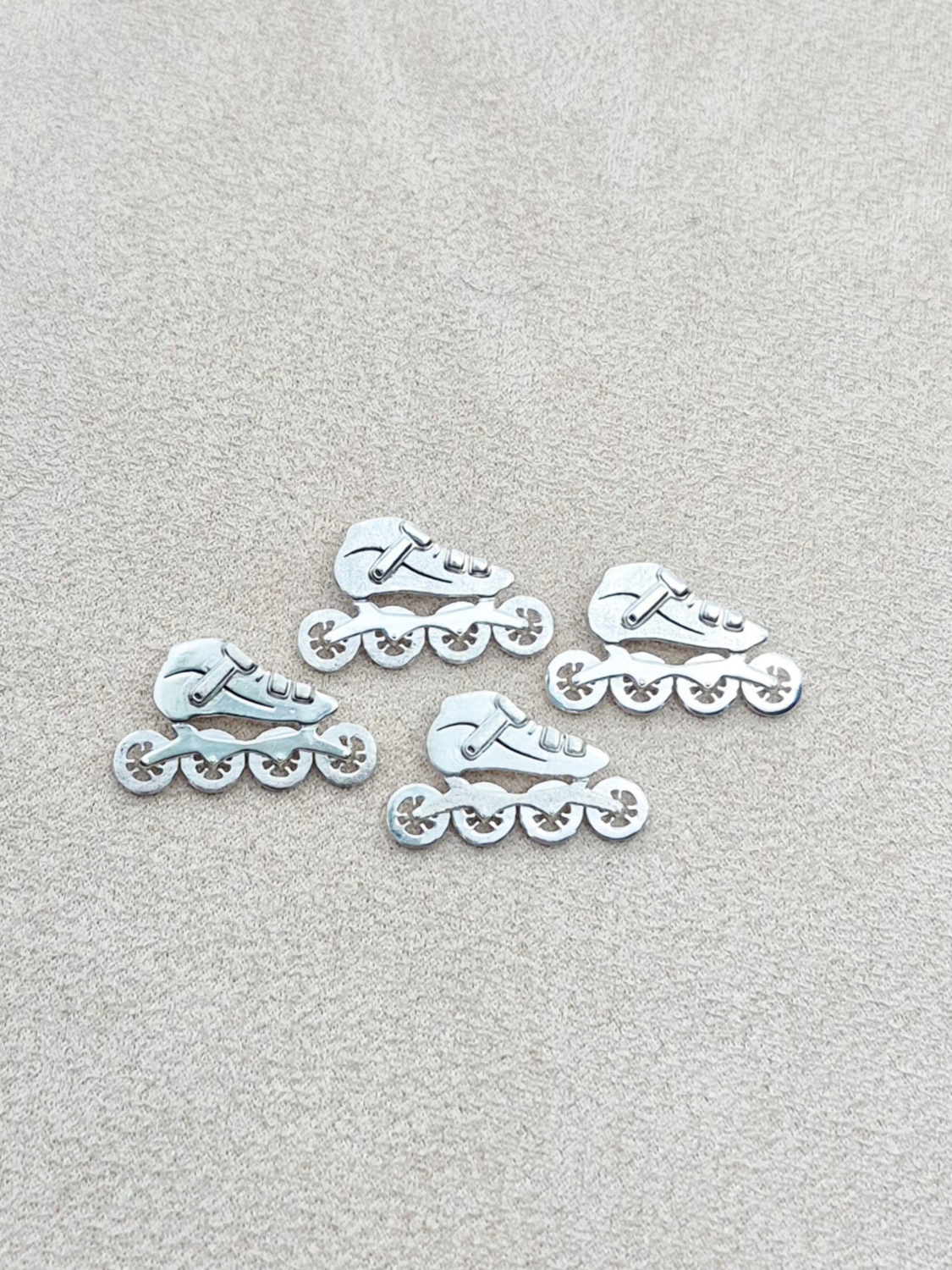 Pattino da Corsa, Ciondolo