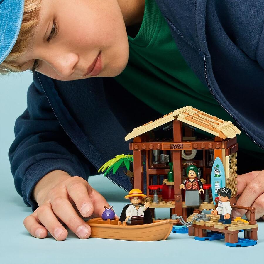 LEGO ONE PIECE La Capanna del Villaggio Foosha Giocattolo con Barca, Minifigure di Luffy, Shanks e Makino, Accessori e Poster Ricercato - Regalo per Bambini, Bambine e Fan degli Anime da 8 Anni 75636