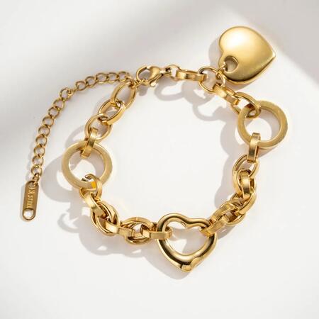 Bracciale dorato inossidabile con maglie a cuore e ciondolo