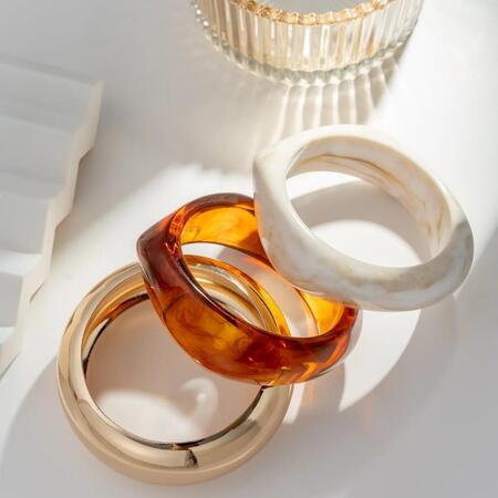 Bracciali rigidi eleganti in resina marmorizzata e metallo