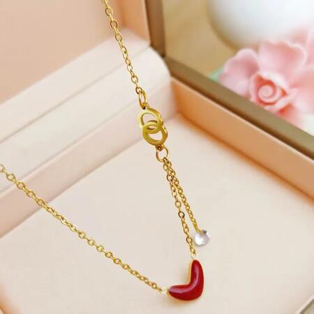 Collana con ciondolo a cuore rosso con charm in cristallo brillante