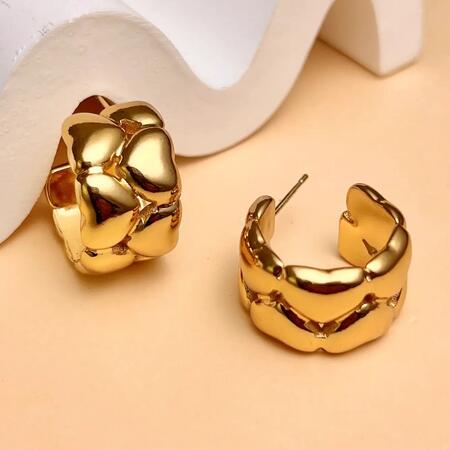 Orecchini a cerchio in acciaio inox con piccolo cuore