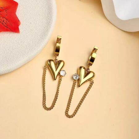 Orecchini a cuore dorato con catena sottile e strass elegante