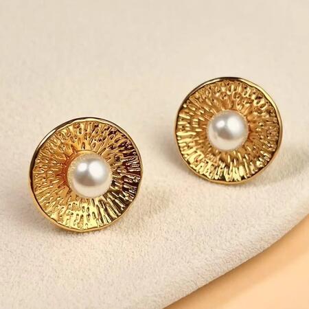 Orecchini dorati con texture e perla elegante