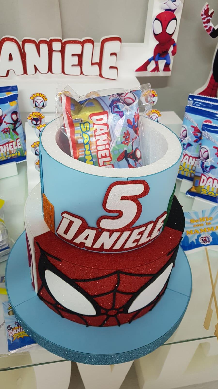 Spidey Torta scenografica con porta sorpresa