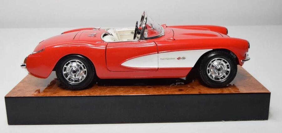 B39 1:18 BBURAGO BURAGO 3724 CHEVROLET CORVETTE 1957 ROSSO CON BIANCO 