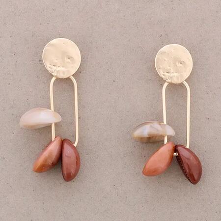 Orecchini a pendente con conchiglie in resina