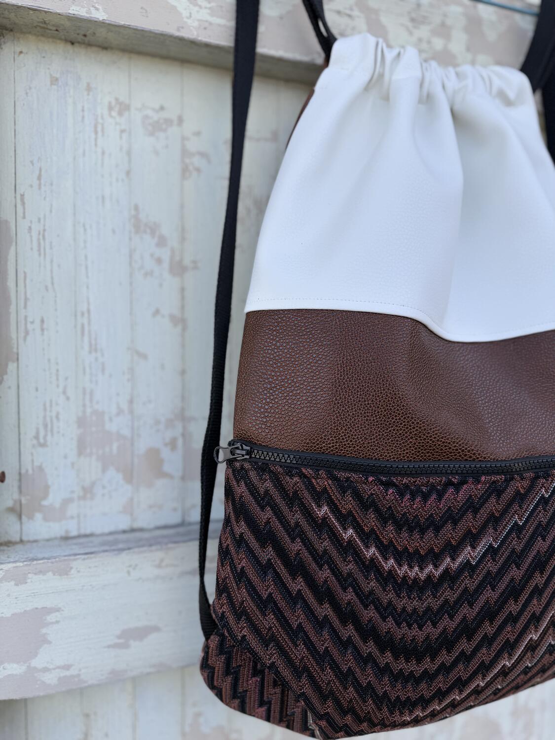 Zaino marrone e bianco 