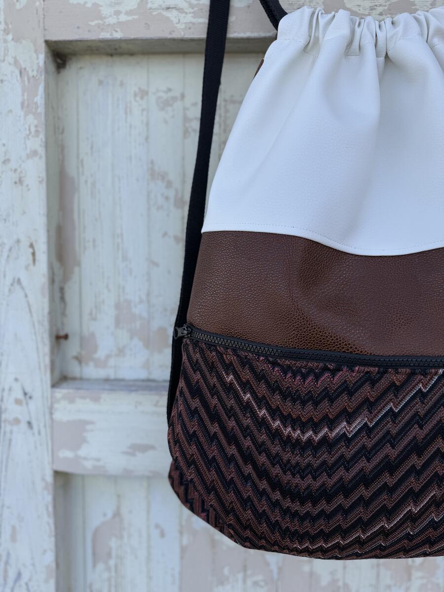 Zaino marrone e bianco 