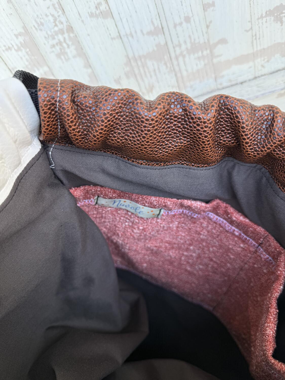 Zaino marrone e bianco 