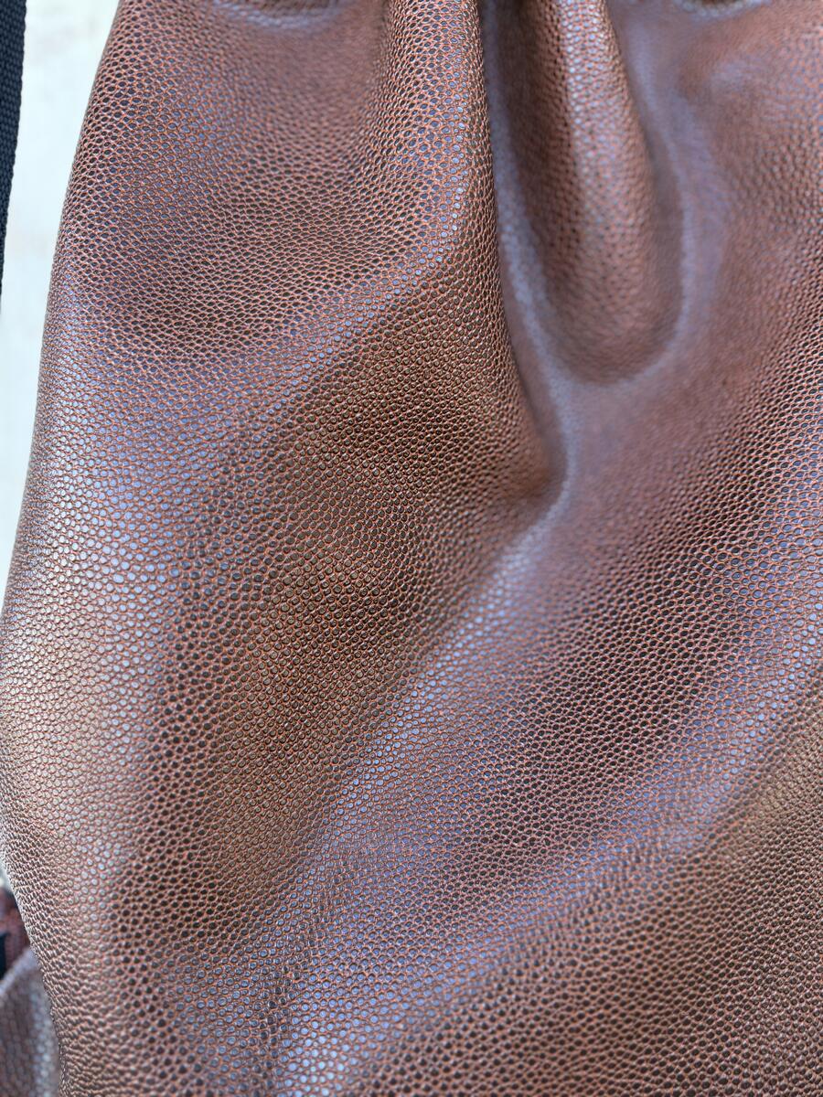 Zaino marrone e bianco 