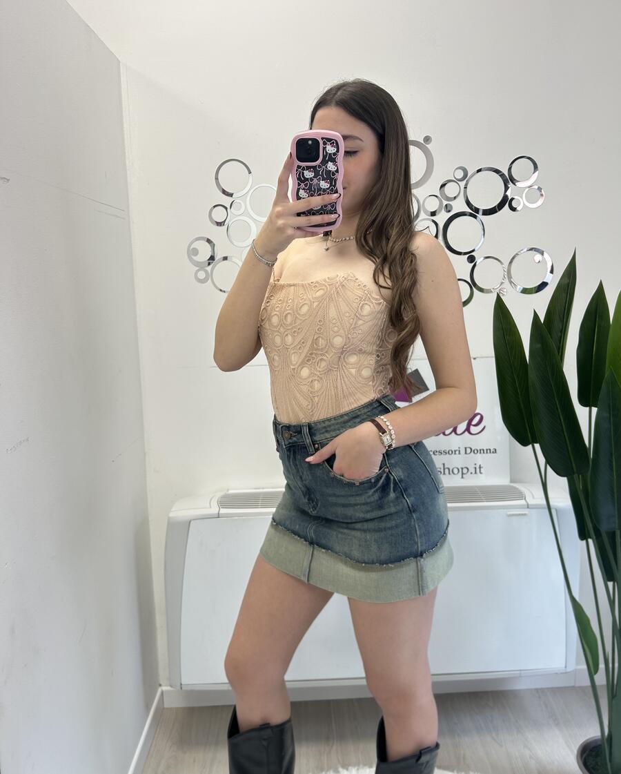 NOVITÀ Mini gonna in denim con risvolto lavaggio sabbiato