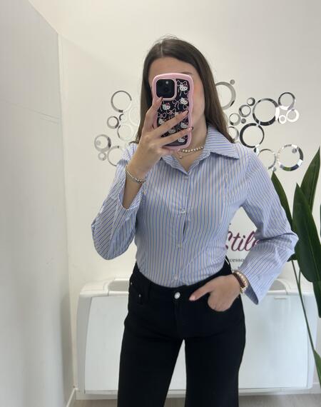 NOVITÀ Camicia a righe sciancrata in cotone