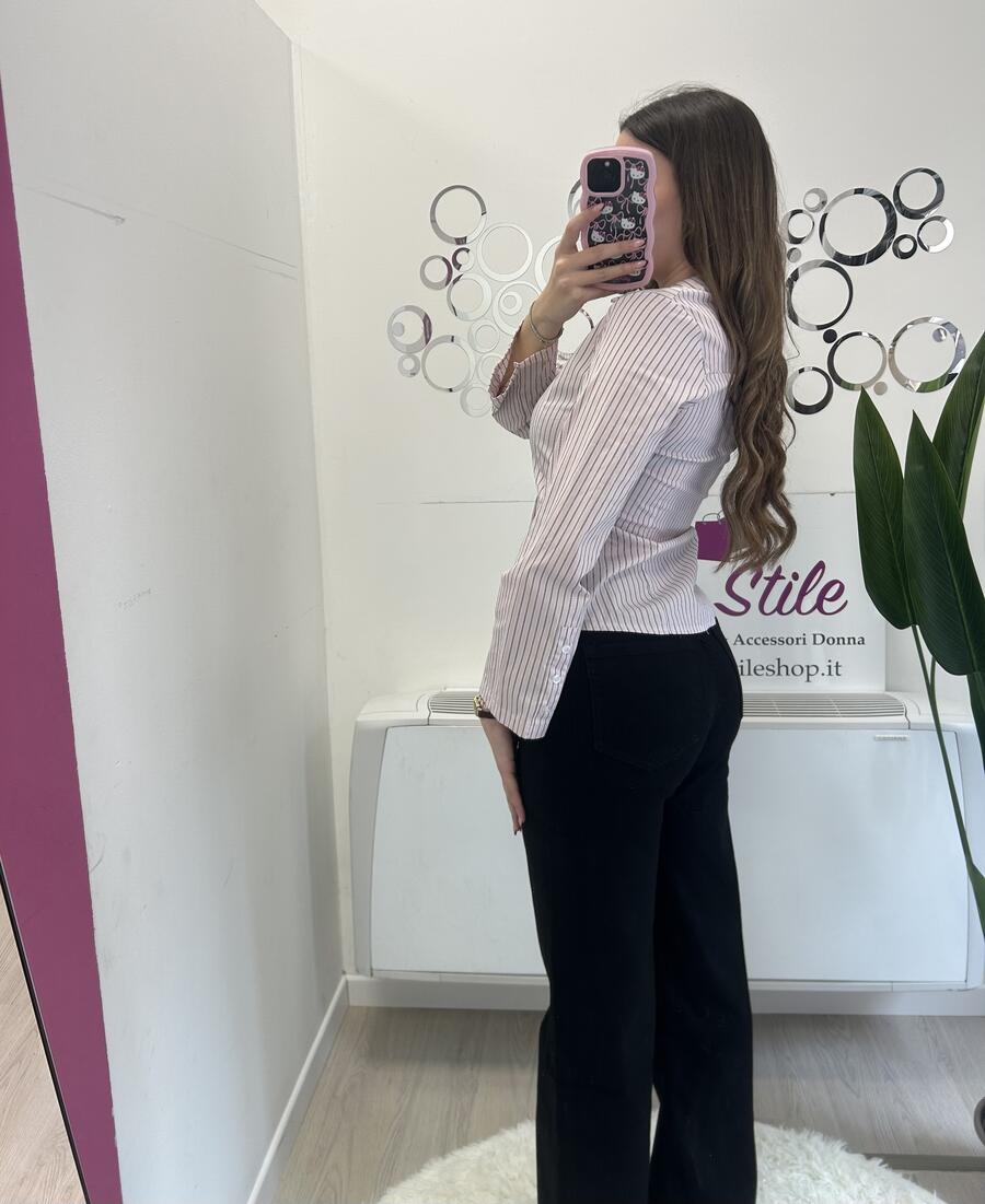 NOVITÀ Camicia a righe sciancrata in cotone