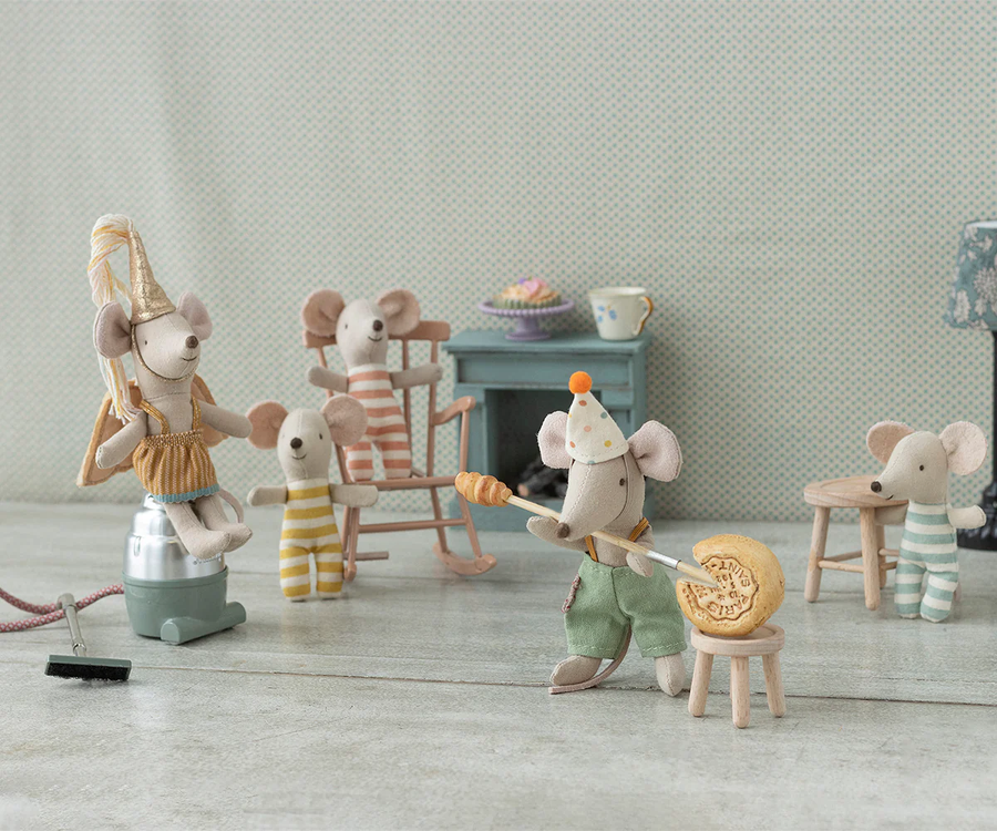 Valigetta con salopette e cappellino. Little Brother