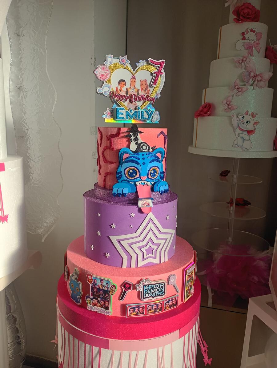 Torta Scenografica "Emily" –Kpop Demon Hunters 