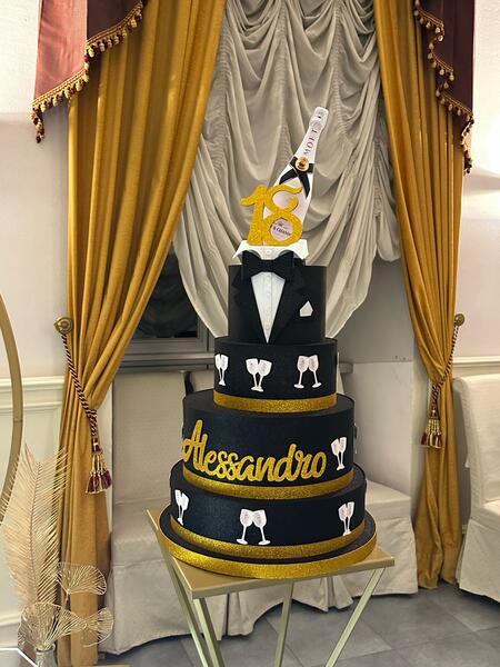 Torta scenografica 18 anni tema champagne