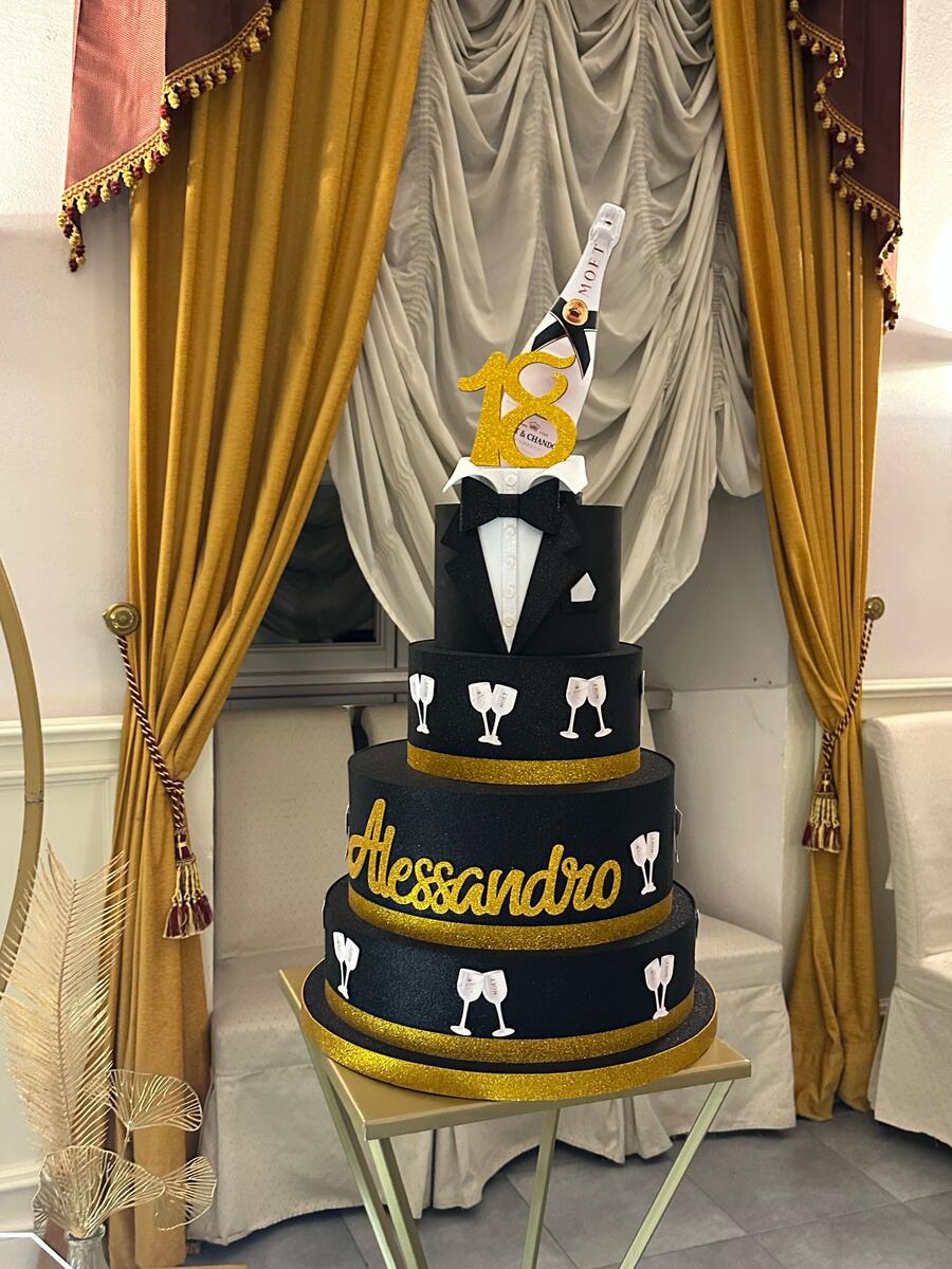 Torta scenografica 18 anni tema champagne
