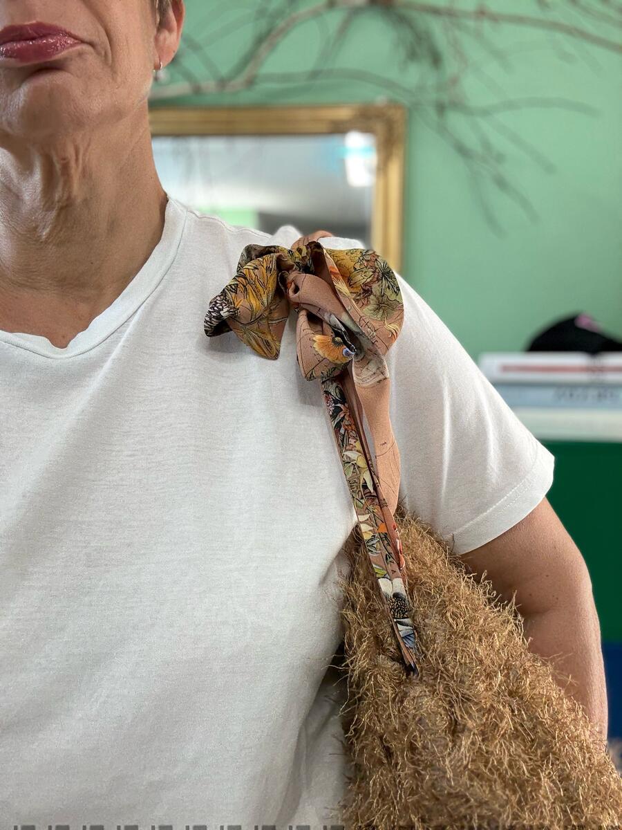 Sciarpa fiori sfumature di grigio 