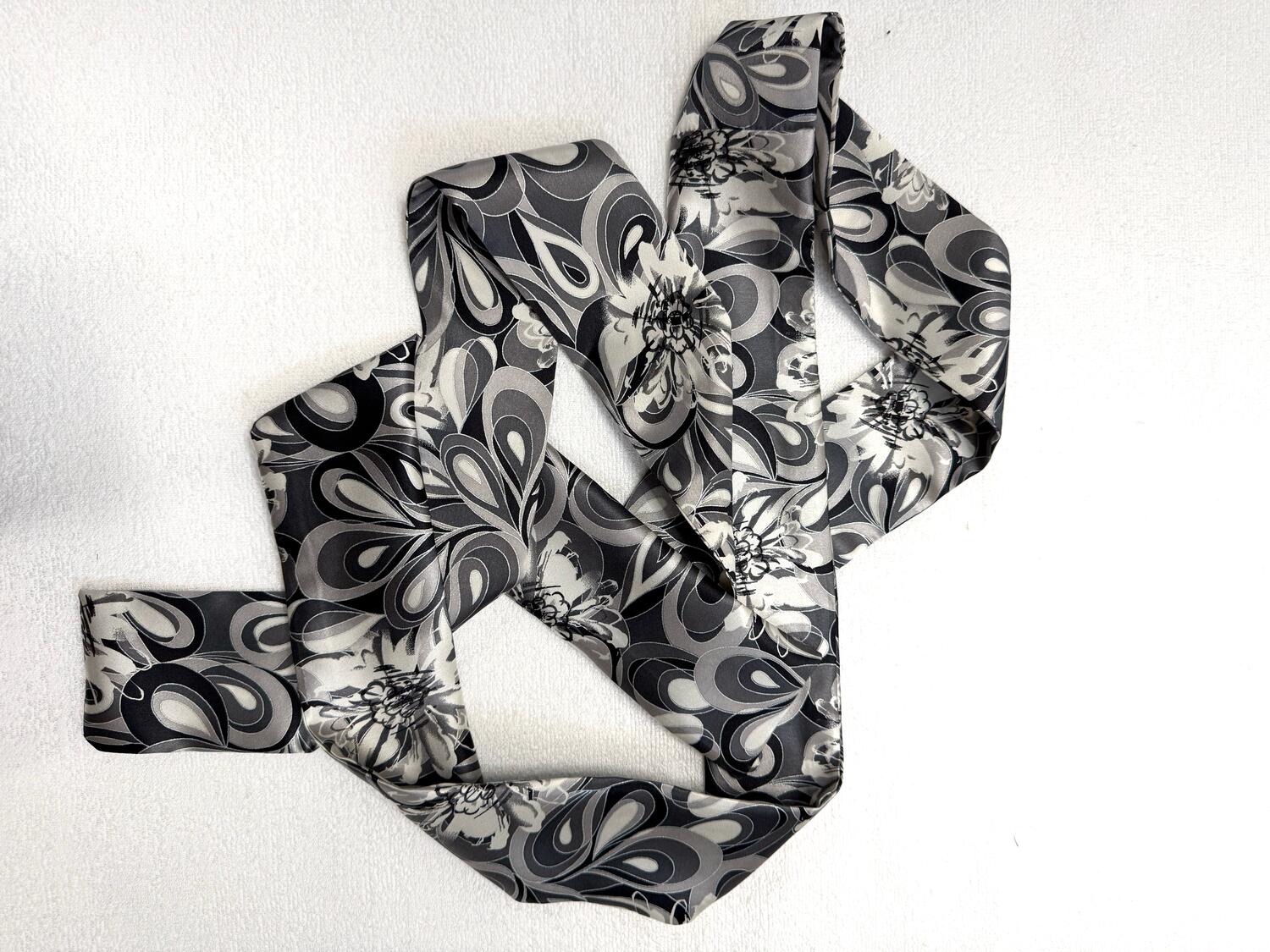 Sciarpa fiori sfumature di grigio 