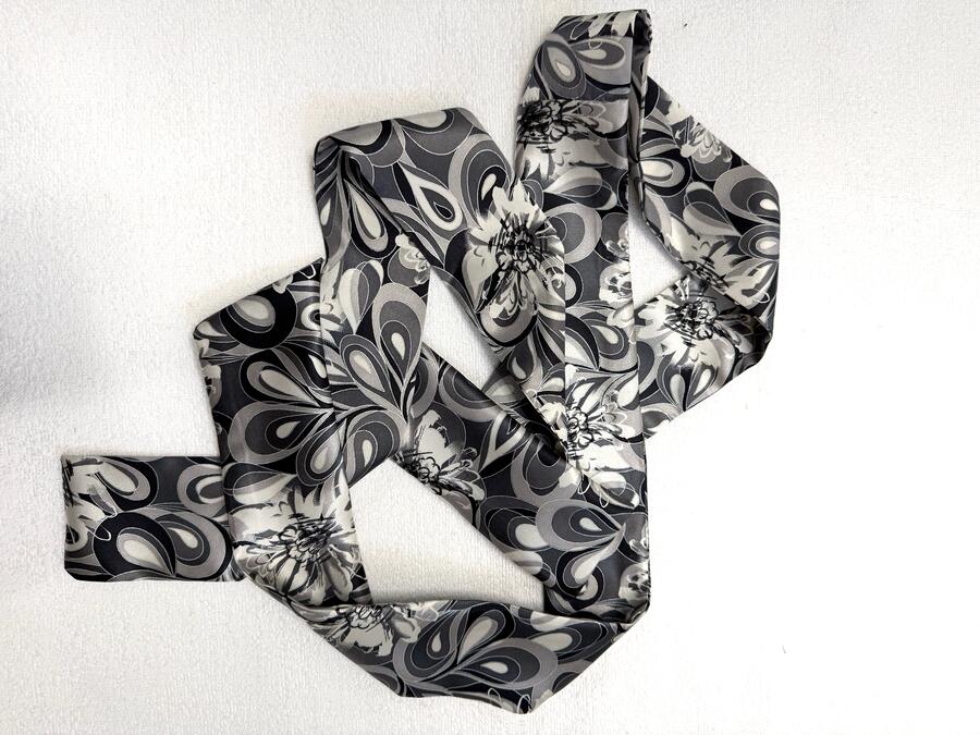 Sciarpa fiori sfumature di grigio 